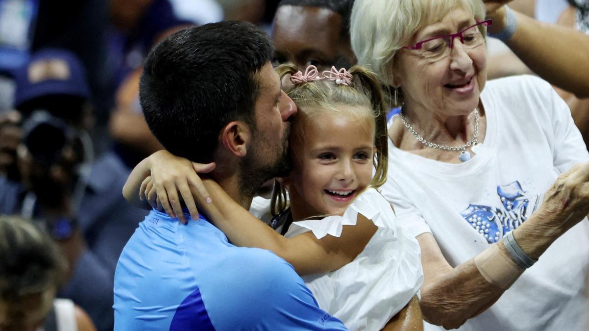 Djokovic se abraza a su hija Tara tras la conquista del US Open.