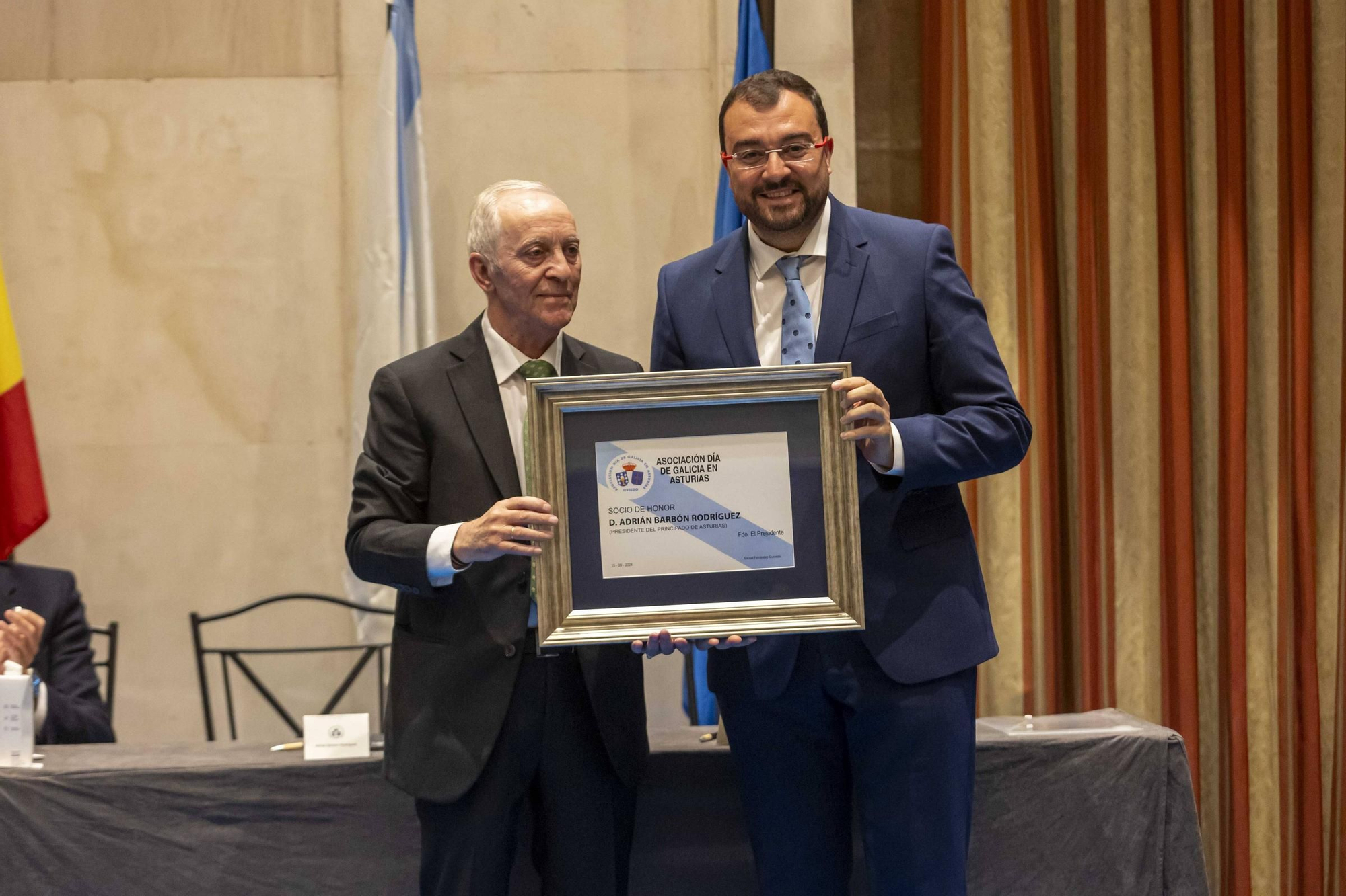 La Asociación Día de Galicia en Asturias entrega su medalla de oro a Adrián Barbón y Carmen Moriyón