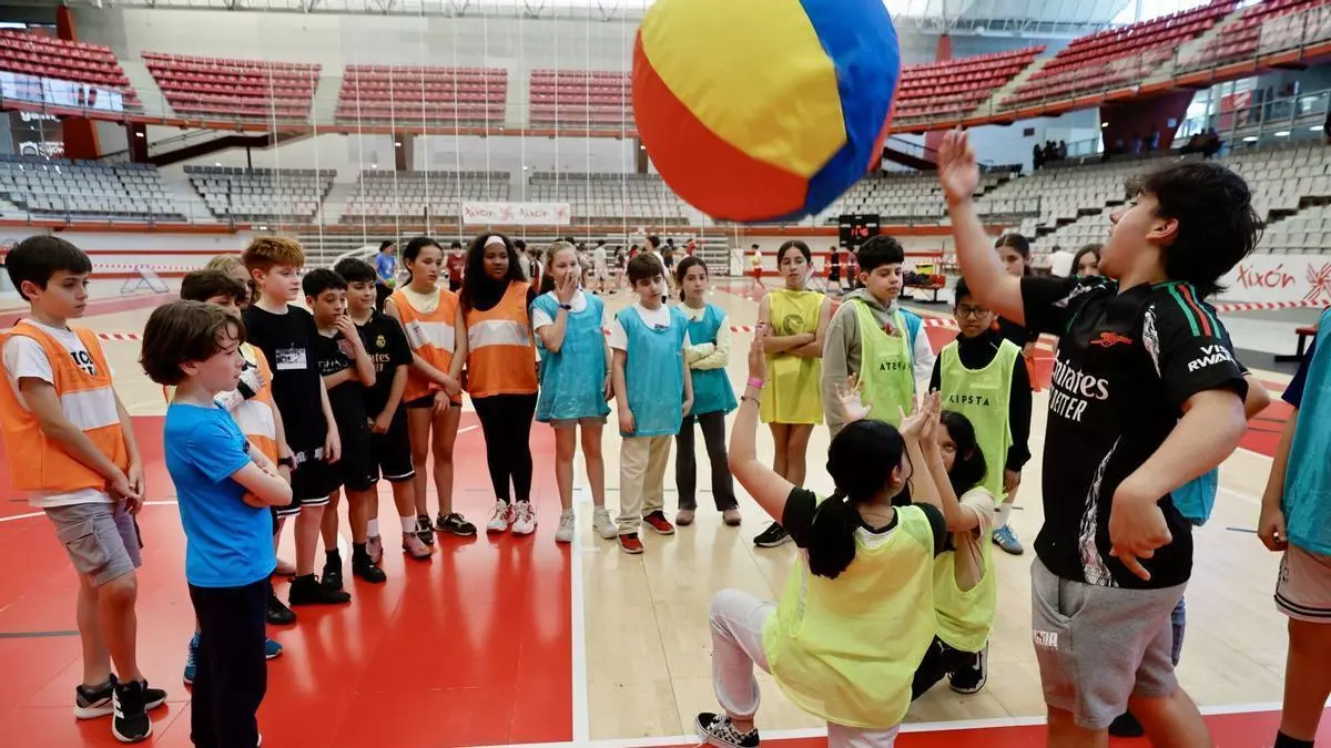 Unos 300 alumnos de ocho colegios de Gijón, de convivencia deportiva en el Palacio de La Guía: "Disfrutan y conocen nuevos compañeros"