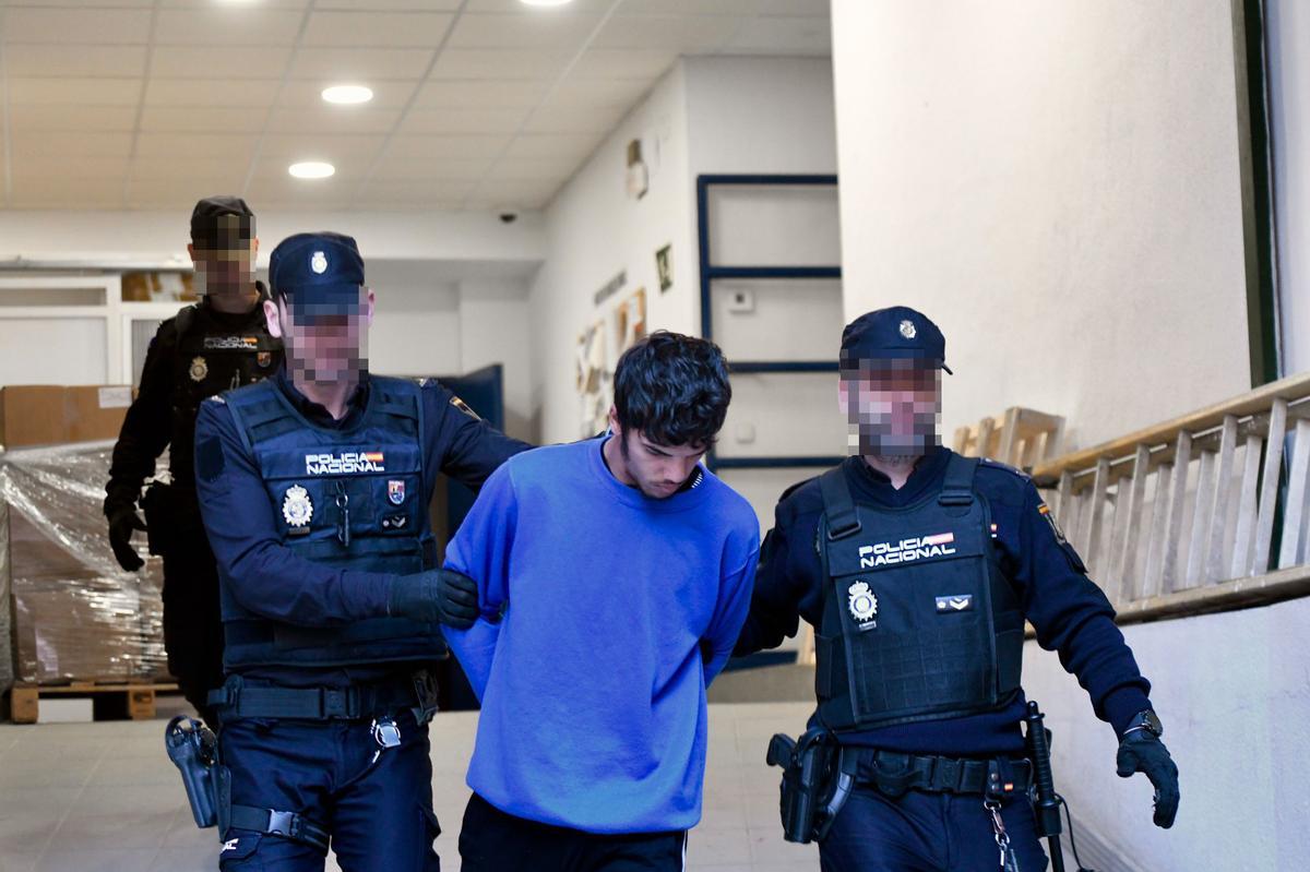 El presunto autor del tirón mortal a Carmelina es llevado a la Ciudad de la Justicia por agentes de la Policía Nacional
