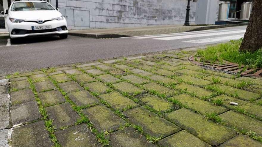 Quejas por resbalones en el entorno del polivalente de Candás