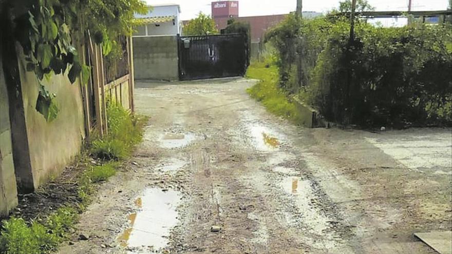 Los vecinos de Molí Nou en Vila-real urgen farolas y preasfaltar caminos