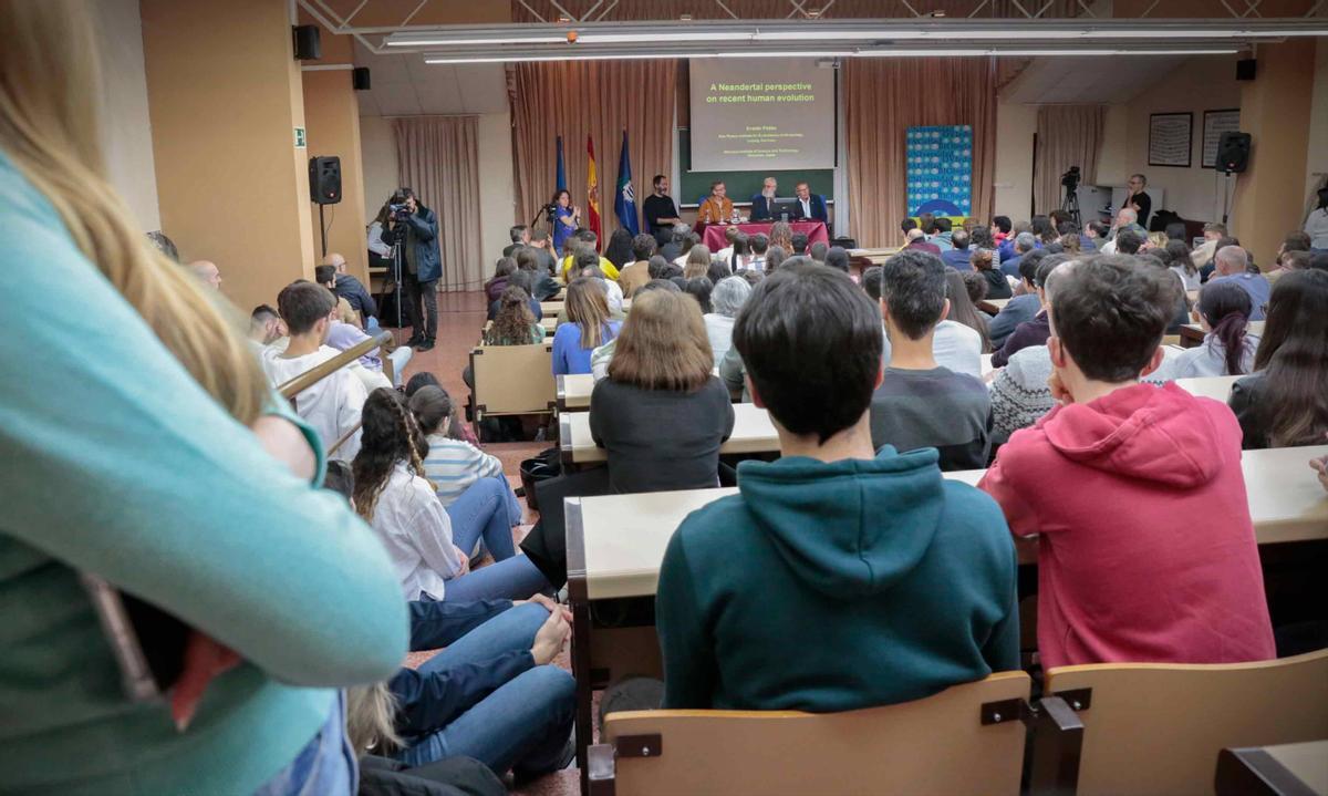 Encuentro de estudiantes y profesores con el biólogo molecular Premio Nobel y Premio Princesa Avante PÄäbpo. Facultad de biología, Oviedo