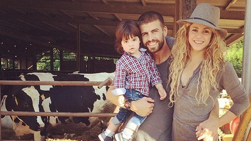 Shakira, junto con Piqué y Milan.