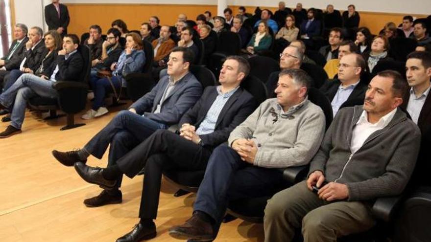 Políticos y empresarios que acudieron al acto en el aula de la Uned lalinense.  // Bernabé