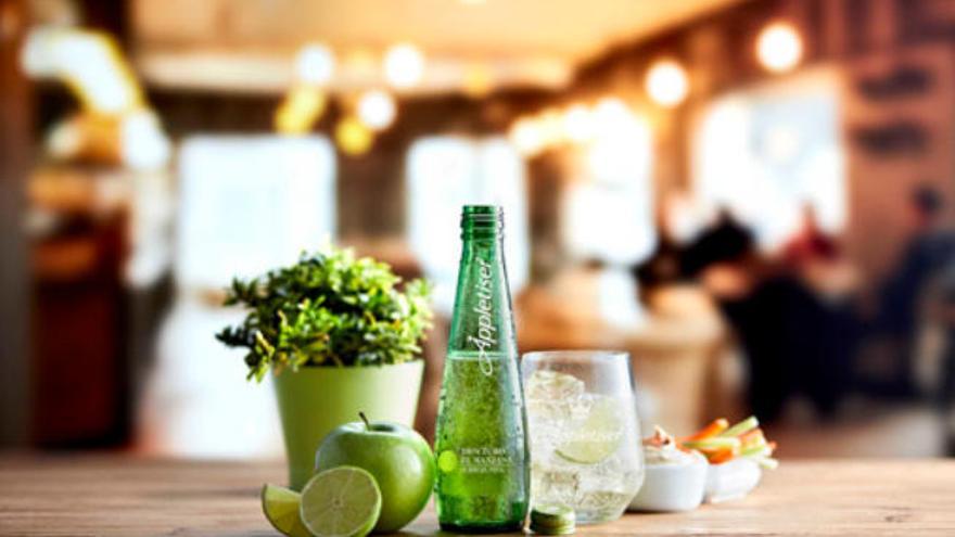 Imagen promocional de una botella de Appletiser.