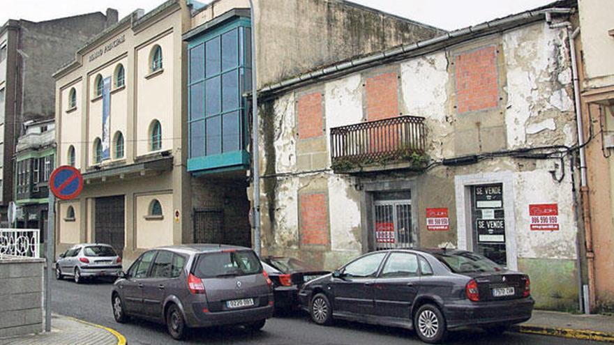 Una vista del Teatro Principal y de las dos casas que se plantea adquirir el Concello.  // Bernabé / Luismy