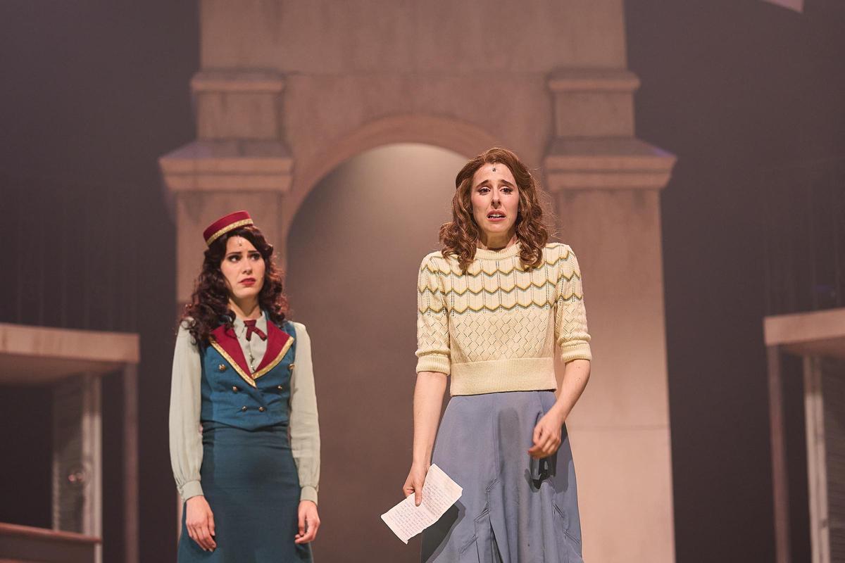 Diana Roig y Paula Malia en una escena de 'Ànima' en el TNC