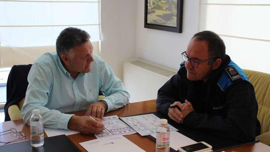 Telmo Martín durante su reunión de ayer con el sargento Manuel Ferreiro. // Fdv