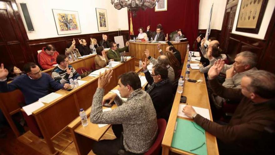 Votación conjunta de PP, PSOE y BNG en un punto anterior anoche en el pleno de Redondela. // A. Irago