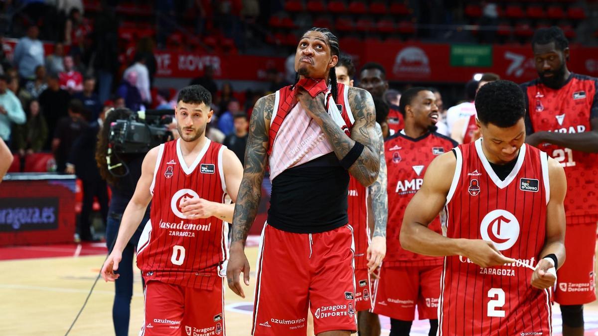 Robinson, con cara de circunstancias, se marcha con sus compañeros a vestuarios tras perder con el Coviran Granada.