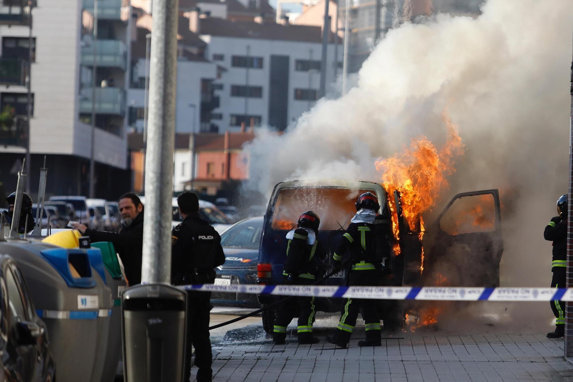 EN IMÁGENES: Intervención de bomberos en Gijón por una furgoneta ardiendo