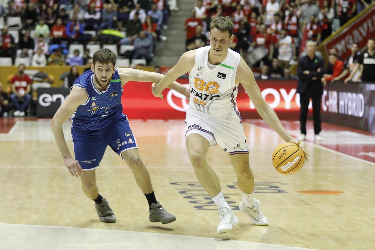 Jugadors del Bàsquet Girona i del Levitec Huesca amb el braçalet verd durant el partit d'ahir