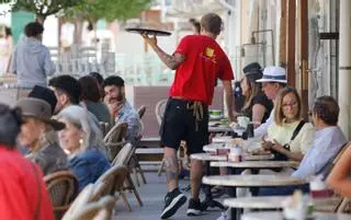 Empieza el robo de personal entre hoteles y bares en Ibiza: «Es una guerra de todos contra todos»