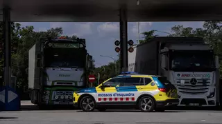 Pillan a un conductor tirando una colilla por la ventana en el Eix Transversal: 500 euros y seis puntos