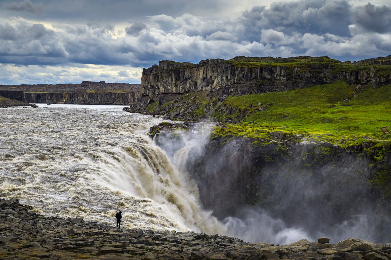 La impresionante cascada que se esconde en medio de una zona desértica de Islandia, la isla del hielo