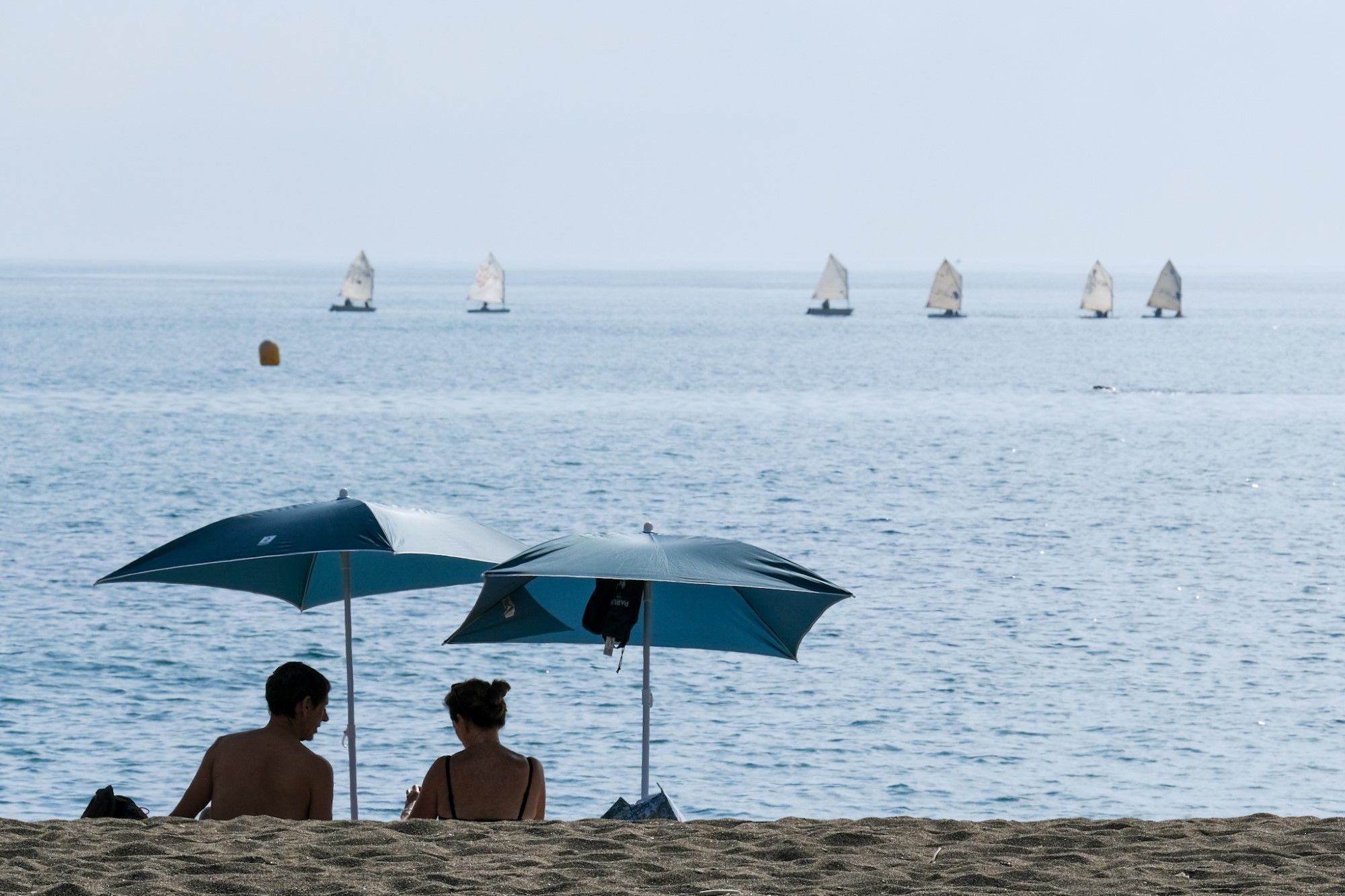 Inusual inicio del puente de Todos los Santos en la playa en Málaga