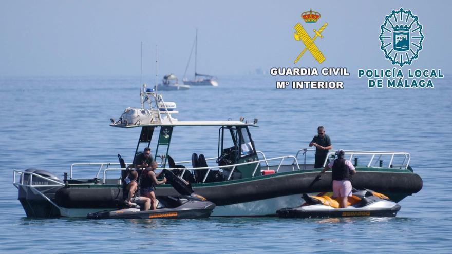 Dos agentes de la Guardia Civil comprueban la actividad de dos motos acuáticas.