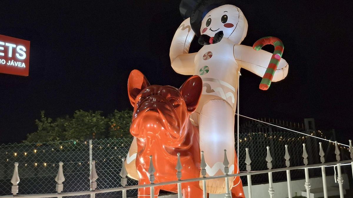 El perro rojo y el muñeco gigante
