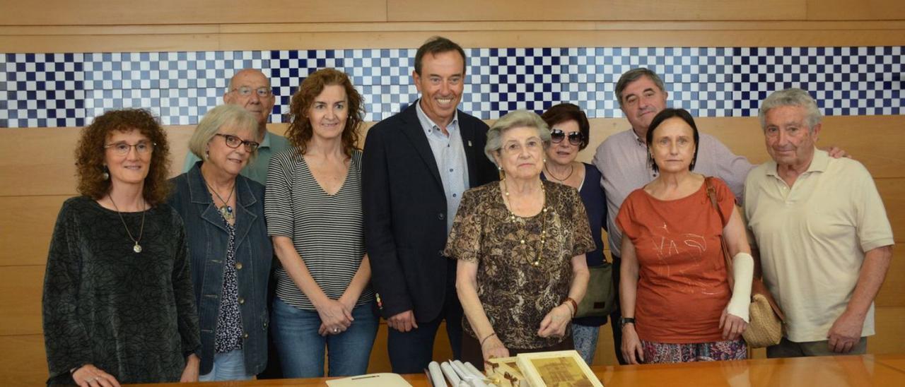 Pep Berga, l’alcalde d’Olot, i Natàlia Juviñà, al centre, durant l’acte de reconeixement. | AJUNTAMENT D’OLOT