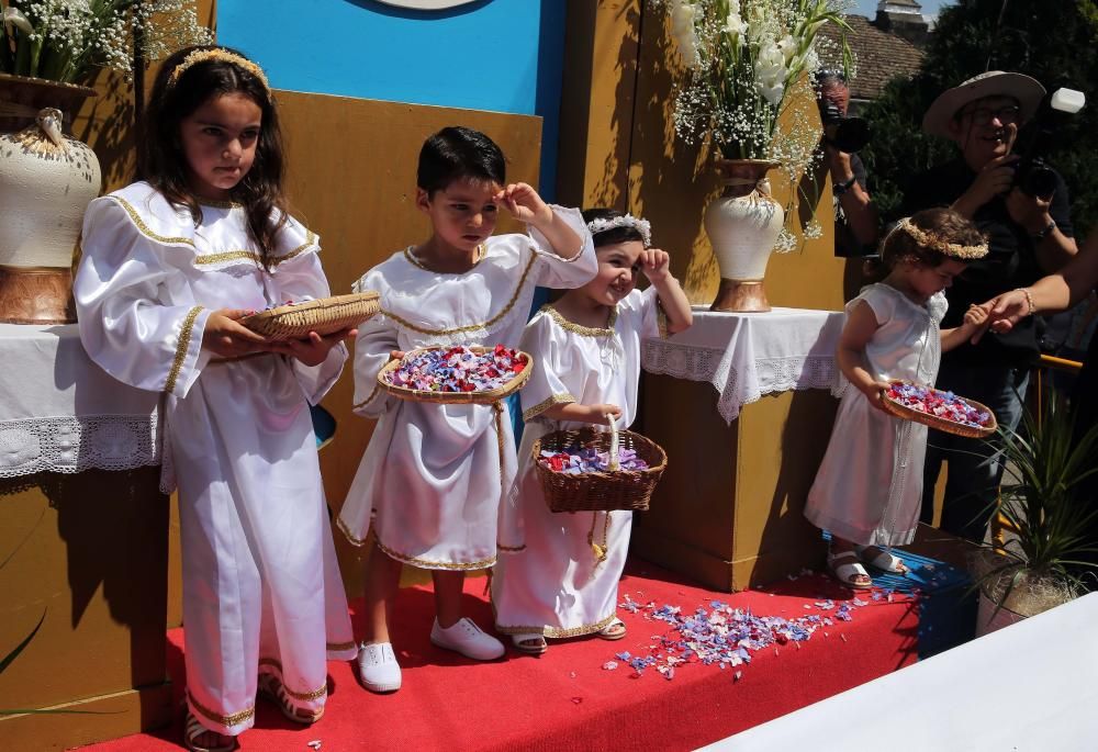 Miles de personas abarrotan las calles de la villa del Tea para disfrutar del Corpus y de las alfombras florales.