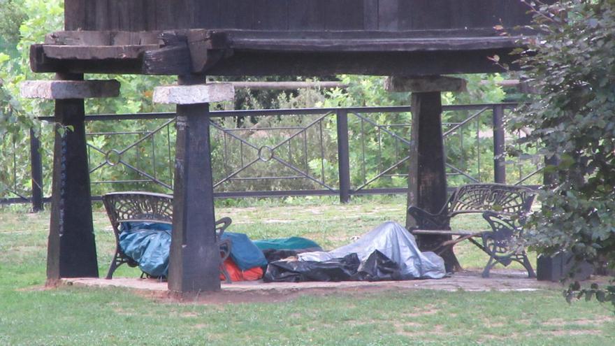 &quot;Acampados&quot; bajo el hórreo de Casa Riera, en Cangas de Onís