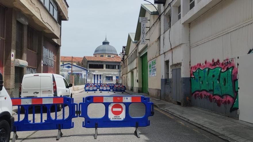 Ciudad Naranco exige «cuidado extremo» con el amianto durante el derribo de las naves en ruinas de esta zona de Oviedo