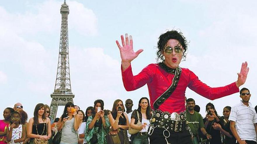 Un imitador de Jackson baila ante la torre Eiffel para conmemorar su aniversario.