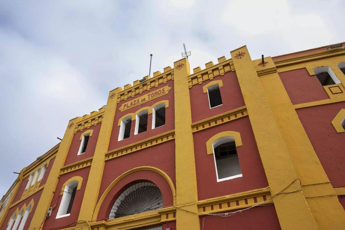Detalle de la fachada principal de la plaza de toros de Mérida, el histórico Coso de San Albín.