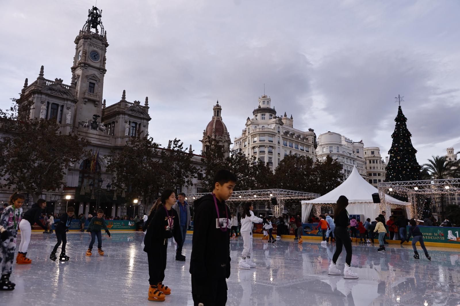 Así luce la pista de hielo de la plaza del Ayuntamiento de València