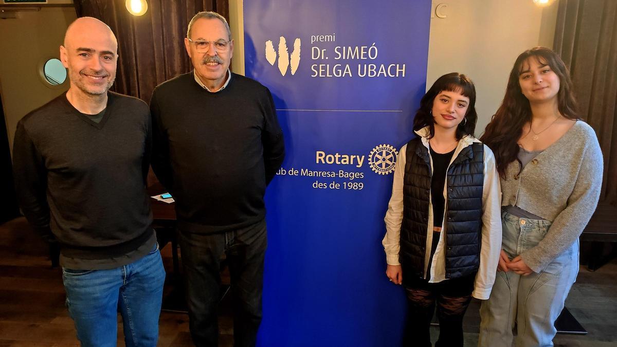 David -Joan Torra, membre del Rotary; el president, Benvingut Aligué, i dues alumnes de cicle, Pilar Ruiz i Yas Maach