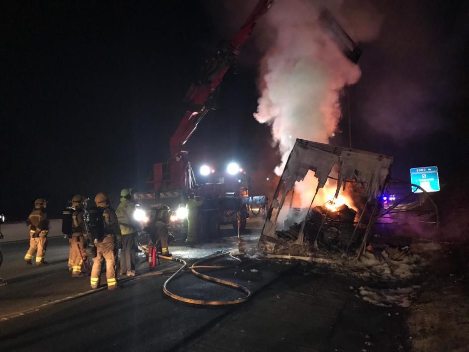 Un camió ha quedat completament cremat a l''autopista, a l''alçada de Bàscara