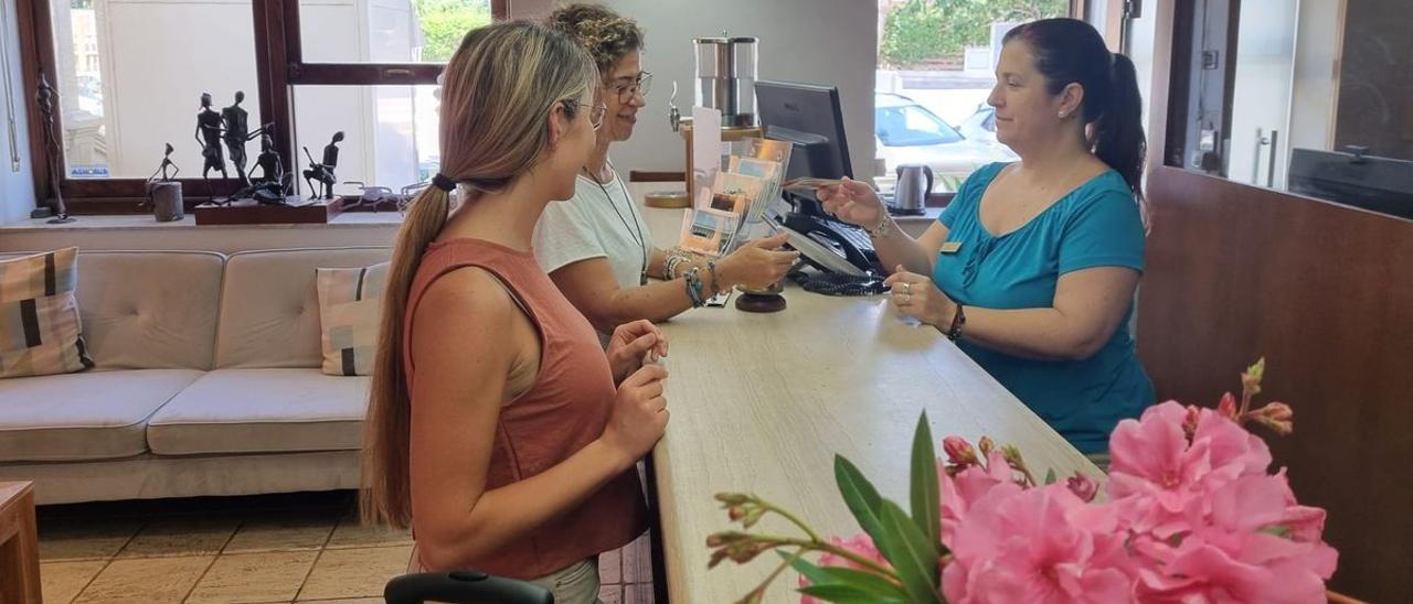 Unas turistas hacen el ‘check in’ en el Hotel Voramar de Benicàssim, donde permanecerán alojadas estos días.