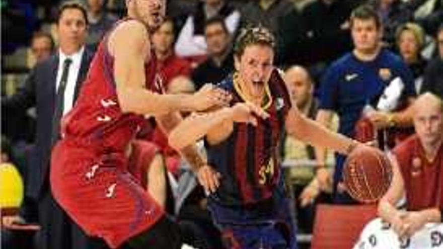 Nachbar (Barça) intenta superar Banic (Estudiantes) ahir al Palau.