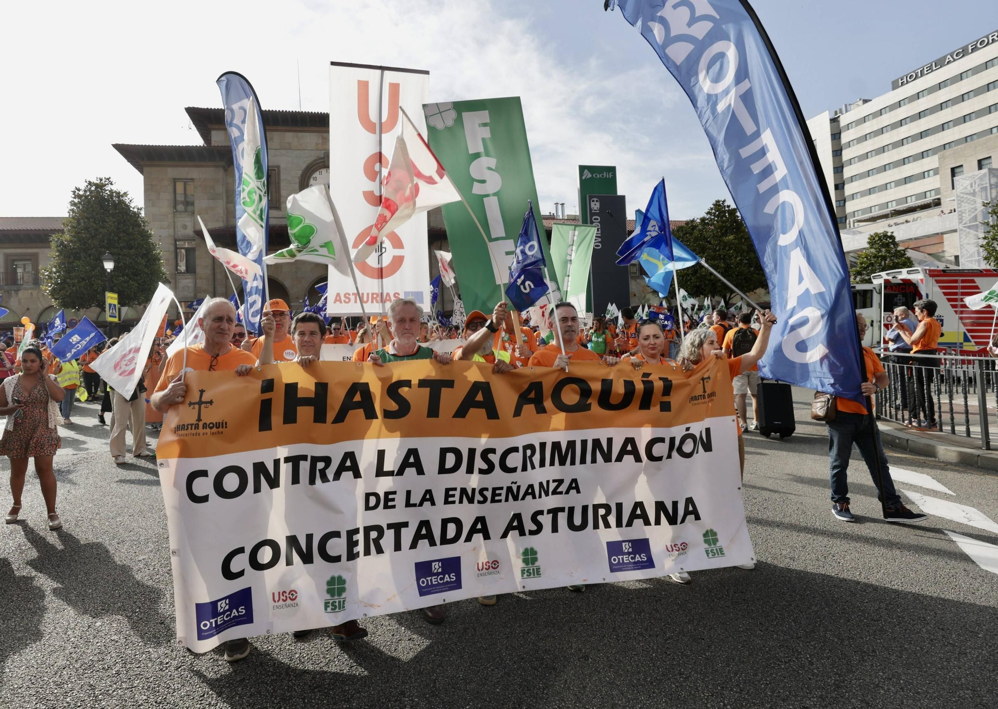 EN IMÁGENES | La marea naranja de profesores inunda Oviedo: manifestación de la escuela concertada
