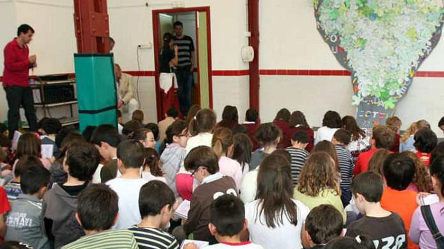 Los alumnos del &quot;Candalix&quot; formaron una higuera con sus dibujos.