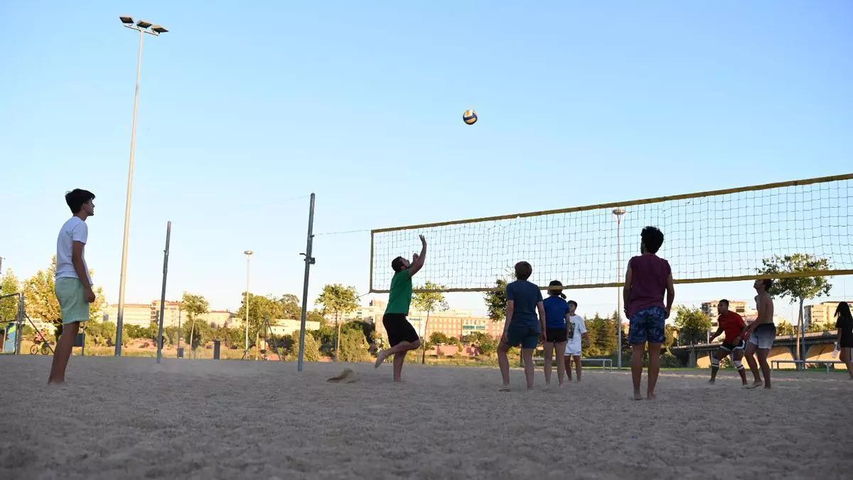 Jóvenes juegan en la pista habilitada en el Parque del Río.