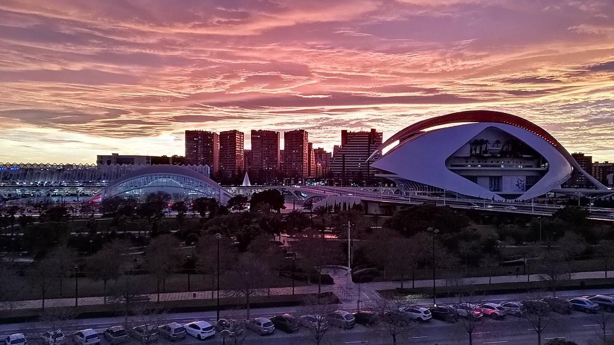 Candilazo o arrebol espectacular en el cielo de València durante el atardecer del 27 de diciembre.