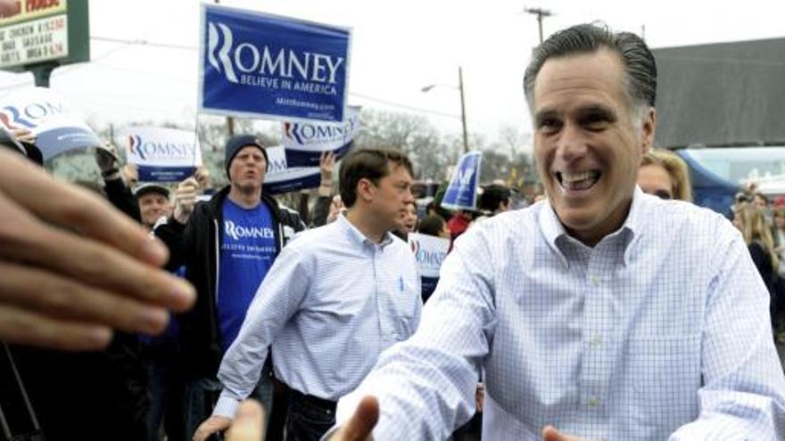 Mitt Romney saluda a los electores estadounidenses que han llegado para votar en las primarias del estado de Carolina del Sur.