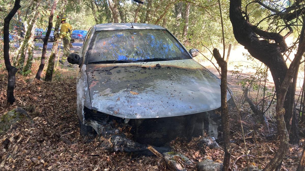 Coche quemado junto al Lago de Sanabria.