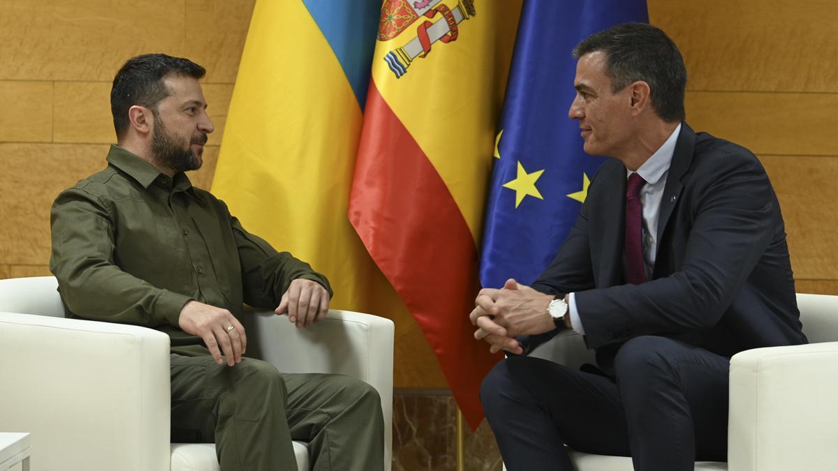 Volodímir Zelenski habla con Pedro Sánchez de nueva ayuda militar a Ucrania en artillería y defensa aérea, en la cumbre de Granada