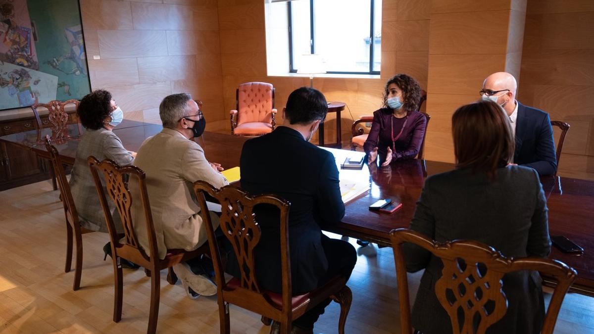 La ministra de Hacienda, María Jesús Montero, y el secretario de Estado de Derechos Sociales, Nacho Álvarez, durante su reunión sobre los Presupuestos Generales del Estado de 2021 con la delegación de ERC, este 5 de noviembre.