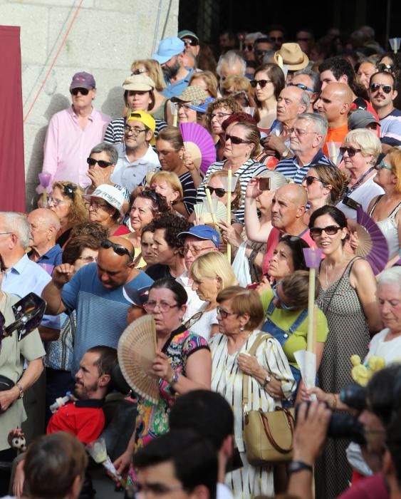 Miles de fieles acompañan a la imagen del nazareno en la tradicional procesión por el centro de la ciudad con principio y final en la Colegiata.