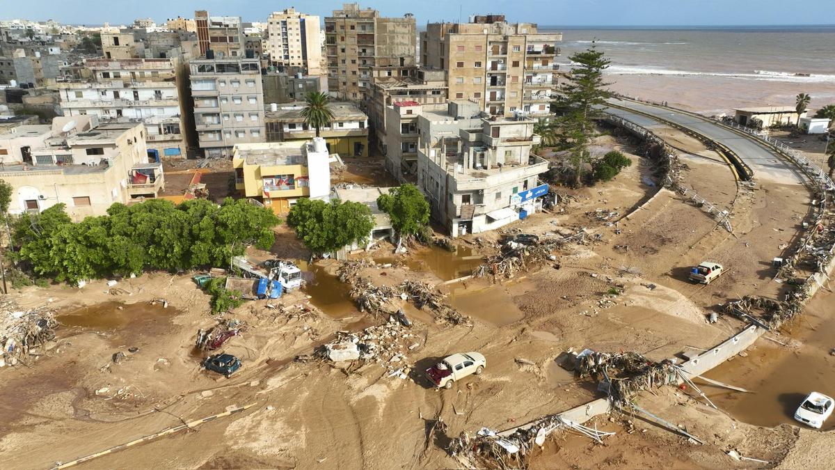 Una vista aérea de la ciudad de Derna, en Libia.La tormenta Daniel ha dejado una devastación sin precedentes en la ciudad de Derna, en el este de Libia, con más de 2.400 personas fallecidas y al menos 7.000 desaparecidas solo en Derna, aunque la cifra en todo el país puede alcanzar los 10.000 desaparecidos.