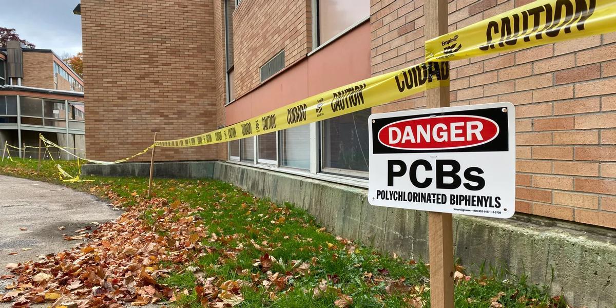 El Instituto Burlington, en Estados Unidos, donde se hallaron restos de PCB en 2020 que obligaron a cerrarlo.