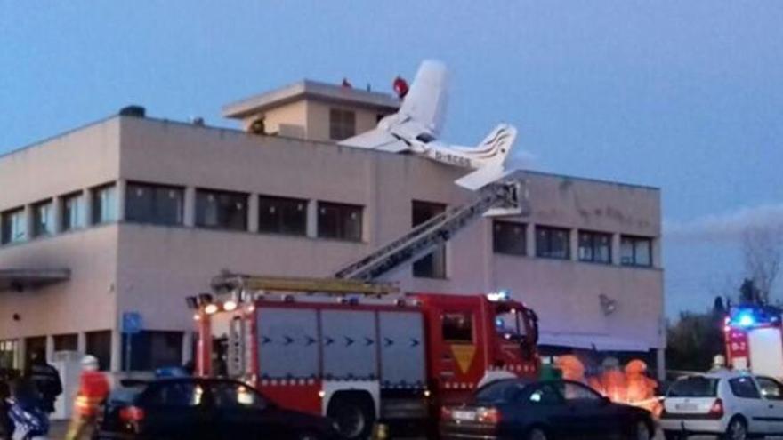 Fallecen dos personas tras estrellarse una avioneta sobre una gasolinera en Barcelona