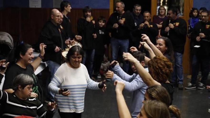 Las personas con discapacidad participaron en los bailes junto al Grup de Danses.