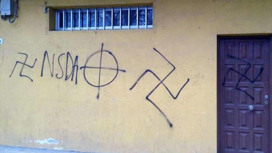 Una pintada de simbología nazi en los muros de una pared de Caldas de Reis. // Gustavo Santos