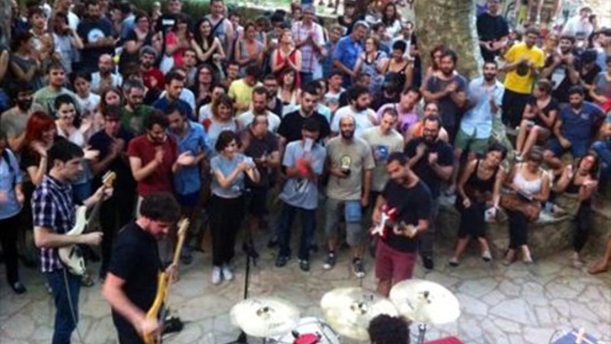 El grupo catalán Parmesano, arropado por el público y la arboleda.