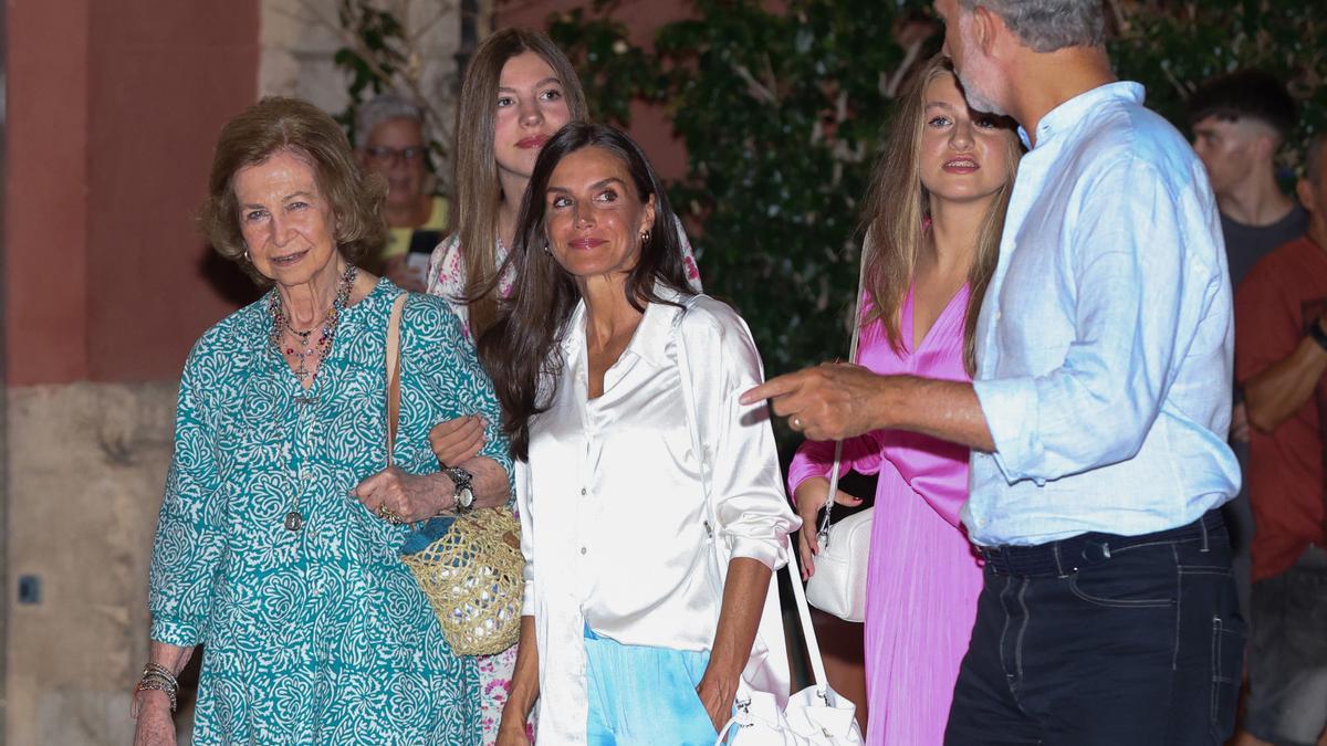 El Rey Felipe, La Reina Letizia, la Princesa Leonor, la Infanta Sofía y la Reina Sofía salen del cine tras ver la película de Barbie en Palma de Mallorca